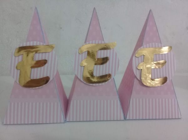 Piramide com letra Inicial